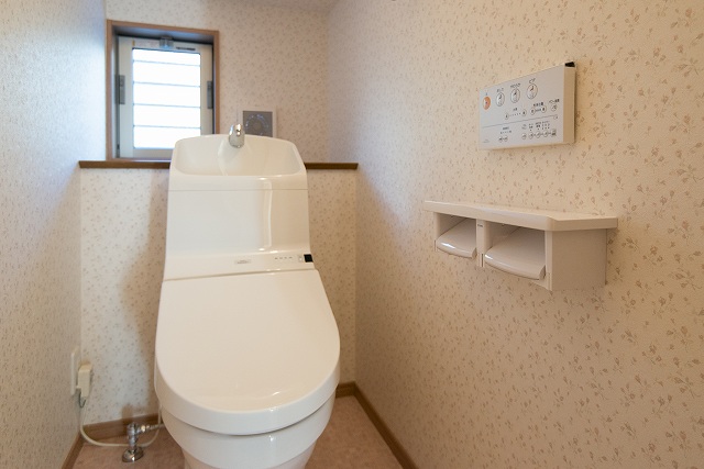 花柄の壁紙のトイレ